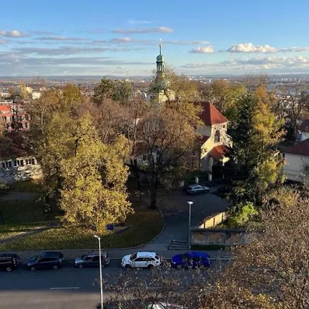 Panoramic Floor Flat Across The Metro Daire Prag